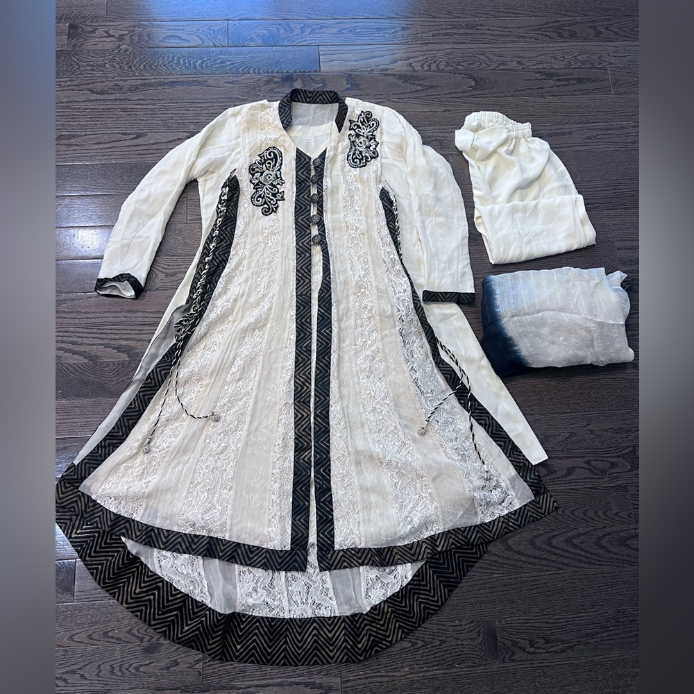 Woman’s 4 piece outfit large size ,black and beige ,Pakistani/Indian stlye